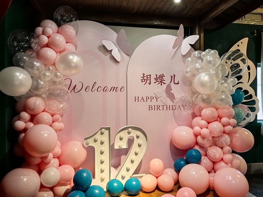 粉色蝴蝶浪漫生日派对背景舞台布置粉白色背景生日布置-图一